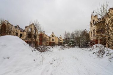 Balashikha, Rusya - 5 Aralık 2021: Bitmemiş kulübe yerleşimi 