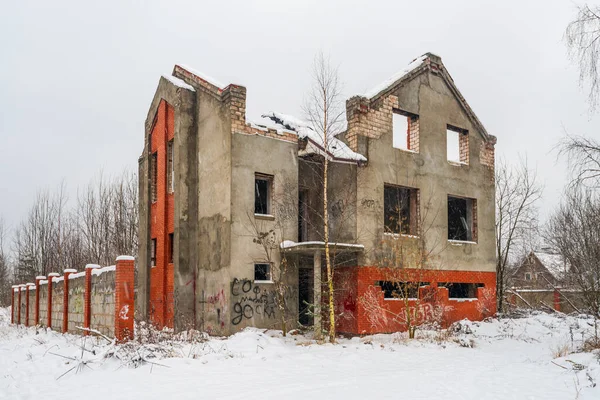 Balashikha, Rusya - 5 Aralık 2021: Bitmemiş kulübe yerleşimi 