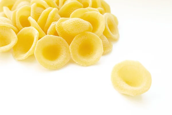 Orecchiette macarrão italiano sobre fundo branco — Fotografia de Stock