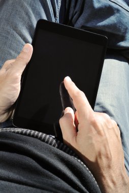 Tablet üzerinde çalışan adam