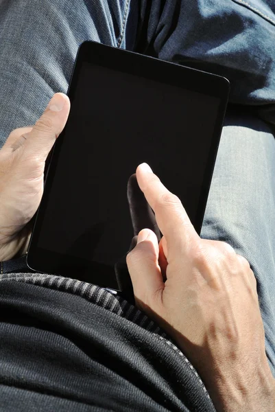 Man working on tablet — Stock Photo, Image