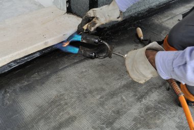 adam su geçirmez kaplama uygulanması