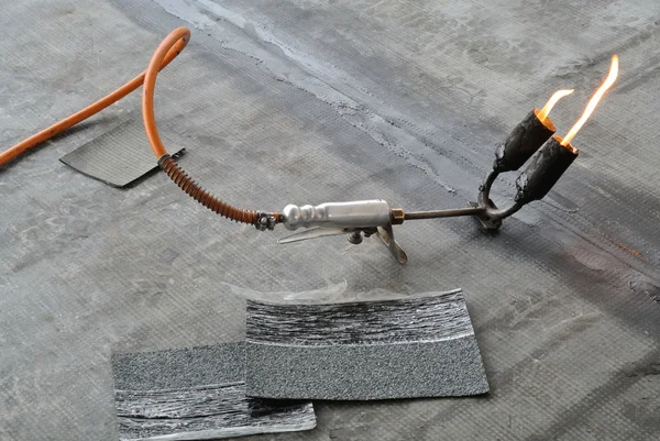 Homem aplicando revestimento impermeável — Fotografia de Stock