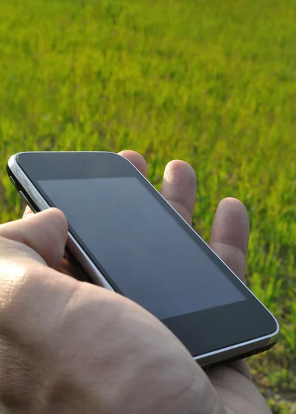 Hombre usando un teléfono inteligente en la naturaleza —  Fotos de Stock