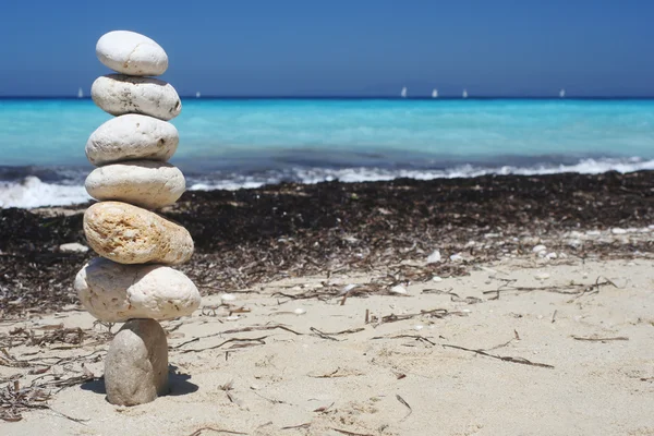 Pyramidal pebbles on the beach — Stock Photo, Image