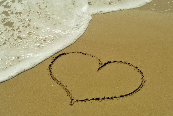 Heart drawed on the sand — Stock Photo, Image