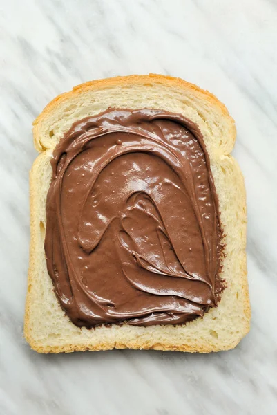 Brot mit Schokoladencreme — Stockfoto