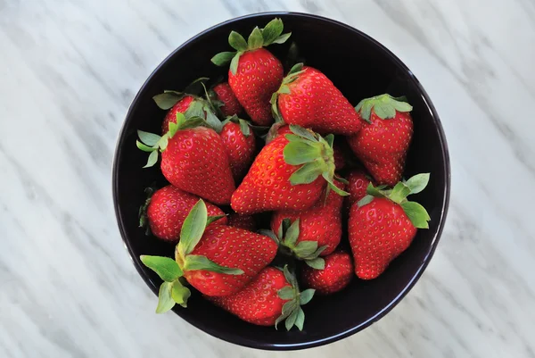 보라색 그릇에 딸기 — 스톡 사진