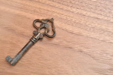 Ahşap arkaplanda eski anahtar