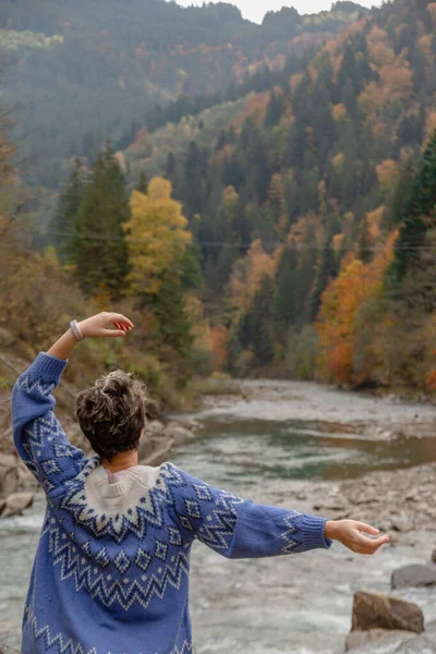 산기슭에서 바위 사이로 여자가서 있다가 바위에서 떨어졌다. 자연의 가을 배경. — 스톡 사진