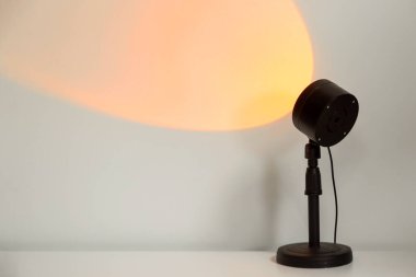 Atmosfer için elektrikli günbatımı lambası, evde sıcak sarı aydınlatma.