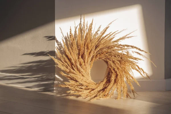 Pampas fű koszorú ősz belső dekotarion házikó stílusban a padlón a napfényben. — Stock Fotó