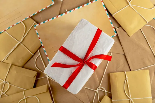Білий мінімальний різдвяний подарунок на багатьох вінтажних конвертах і листах Санти . — стокове фото