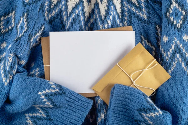 Різдвяні листівки глузують на синьому светрі. Ніхто не лежав . — стокове фото