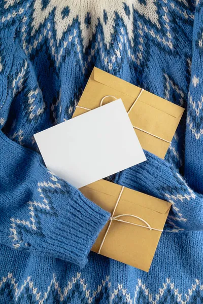 Різдвяні листівки глузують на синьому светрі. Ніхто не лежав . — стокове фото