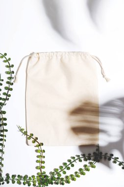 Yeniden kullanılabilir Eko çanta yeşil yapraklar ve gölgeler arasında sıfır atık alışverişi için maket yapar. Minimum düzlük.