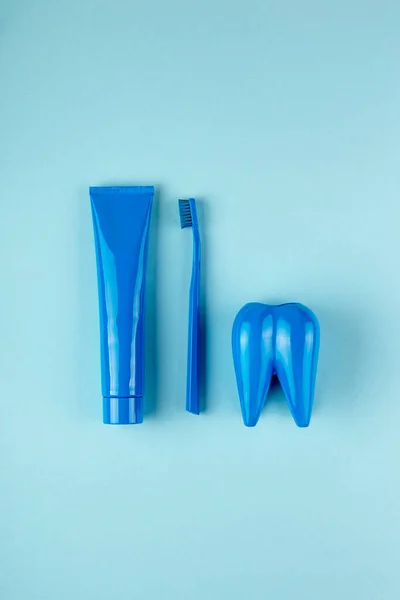 Μπλε σωληνάριο οδοντόκρεμας μπλε οδοντόβουρτσα μπλε δόντι σε μπλε φόντο. Άνω όψη — Φωτογραφία Αρχείου