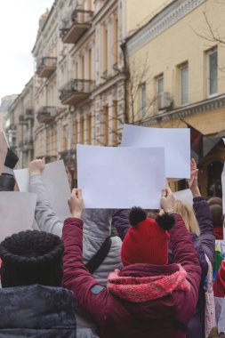 Elinde feminist protestoların arka planına karşı afiş tutan bir kadın. Boşluğu kopyala.