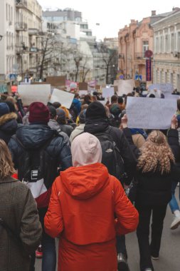 İnsanlar feminist protestolarda pankartlarla yürüyorlar.