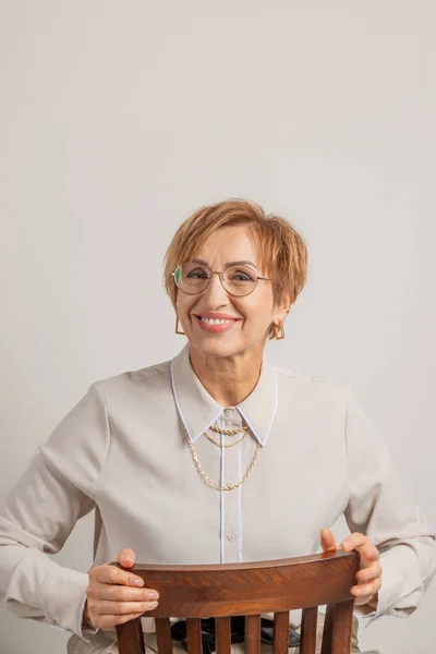 Beautiful middle-aged baby boomer woman in glasses happy smiling. — Foto de Stock
