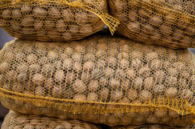 Ceviz torbası pazarda alışveriş için kapanıyor.