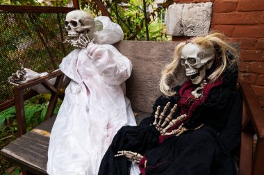 İskelet mankenler oturuyor