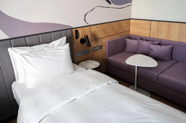 Helles Komfortables Hotelzimmer Für Die Erholung Der Business Class — Stockfoto