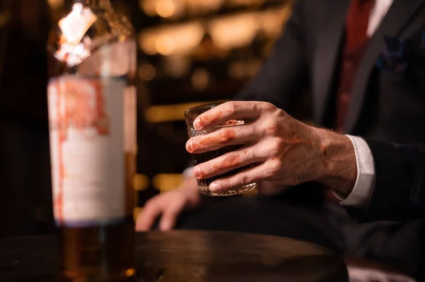 Hombre Con Vaso Whisky Sangre Las Manos Con Traje Caro — Foto de Stock