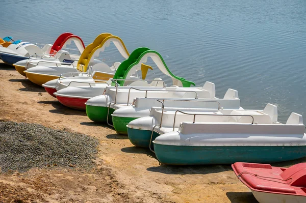 Wiersz Wielokolorowych Katamaranów Plaży Nad Czystą Rzeką — Zdjęcie stockowe