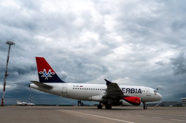 Rostov-on-Don, Rusya, Platov havaalanı - 4 Haziran 2021: Air Serbia uçağı Platov uluslararası havaalanı pistine indi