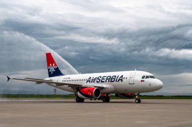 Air Serbia uçağını Platov uluslararası havaalanında itfaiye araçlarından su akıtma gücüyle karşılamak