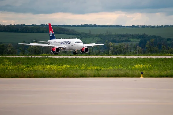 Rostov-on-Don, Rusya, Platov havaalanı - 4 Haziran 2021: Air Serbia uçağı Platov uluslararası havaalanı pistine indi