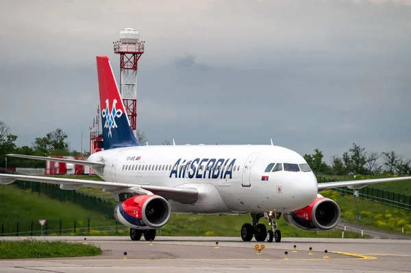 Rostov-on-Don, Rusya, Platov havaalanı - 4 Haziran 2021: Air Serbia uçağı Platov uluslararası havaalanı pistine indi