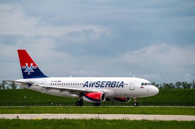 Rostov-on-Don, Rusya, Platov havaalanı - 4 Haziran 2021: Air Serbia uçağı Platov uluslararası havaalanı pistine indi