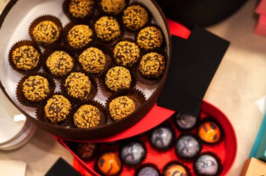 Bir kutu trüf çikolata ve şenlik masasında fındık..