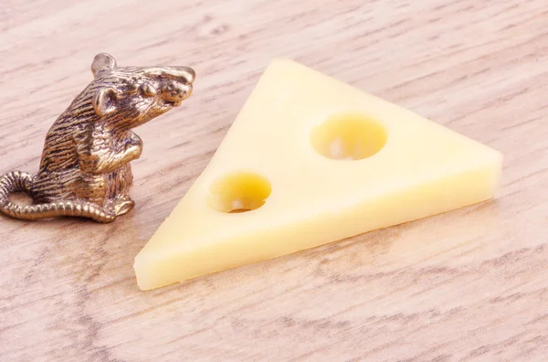 Rato de bronze e pedaço de queijo — Fotografia de Stock