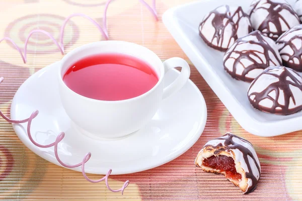 Copa de té y chocolate decorado pasteles de especias heladas — Foto de Stock