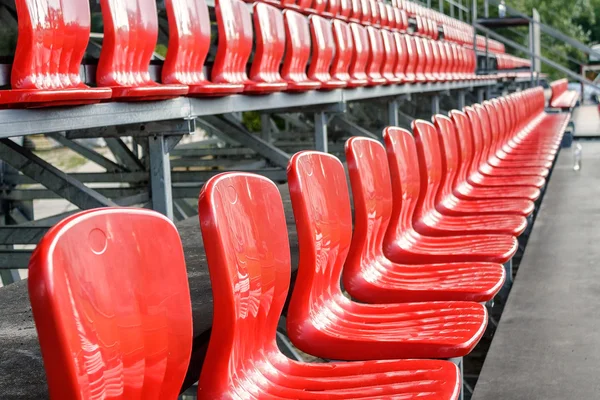 Linhas de assentos de estádio de mini-futebol vermelho — Fotografia de Stock