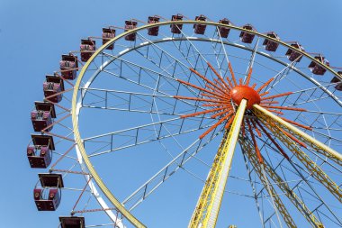 Mavi gökyüzüne karşı dönme dolap