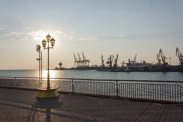 Port Karadeniz üzerinde parlayan sokak lambası — Stok fotoğraf