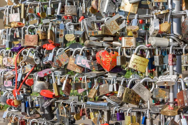 Nahaufnahme einer großen Anzahl von Liebesschlössern — Stockfoto