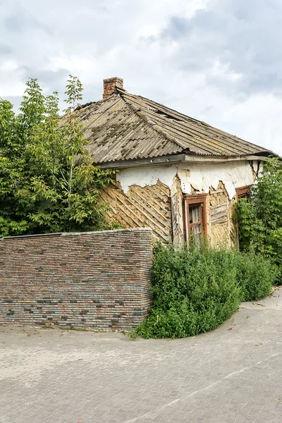 Рамшакл ветхого заброшенного старого дома — стоковое фото