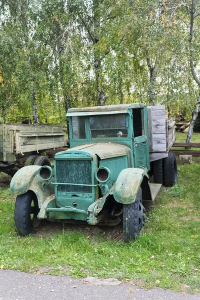 Стара покинута зелена вантажівка — стокове фото