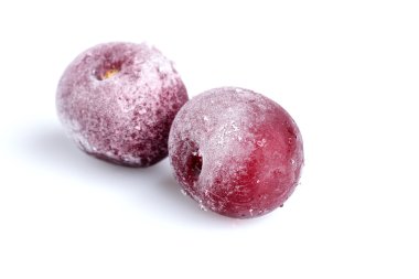 beyaz izole iki dondurulmuş vişne