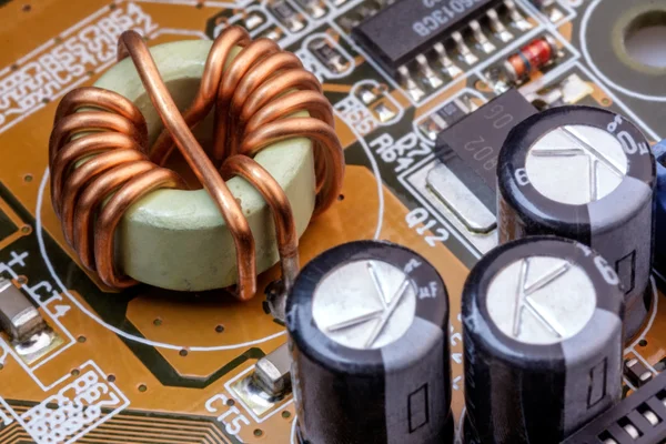 Componenti elettronici su un circuito stampato obsoleto — Foto Stock