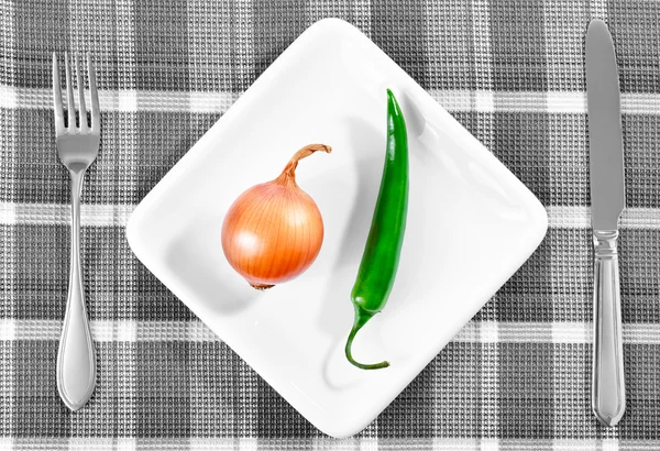 Chile verde y cebolla en un plato blanco — Foto de Stock