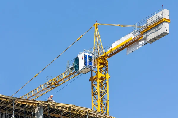 Kran auf Baustelle über blauem Himmel — Stockfoto