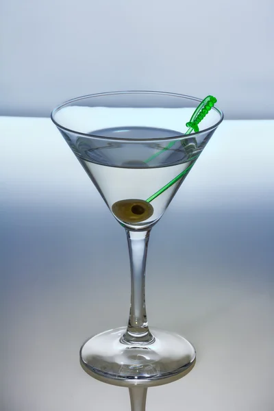 Cocktail à l'alcool avec martini et olive — Photo