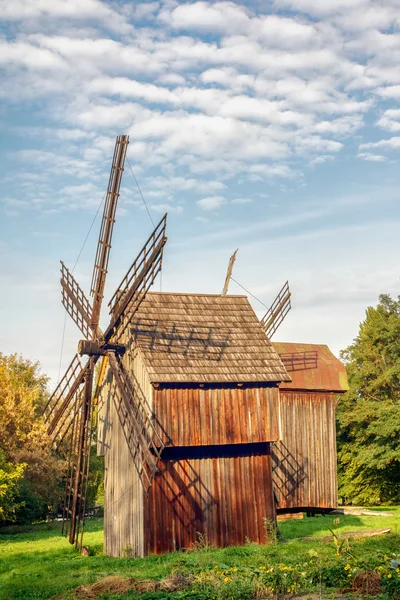 Oude houten traditionele Oekraïense windmolen — Stockfoto