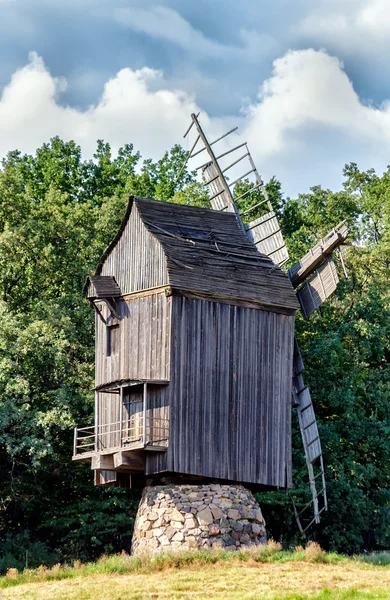 Gammal trä traditionella ukrainska väderkvarn — Stockfoto